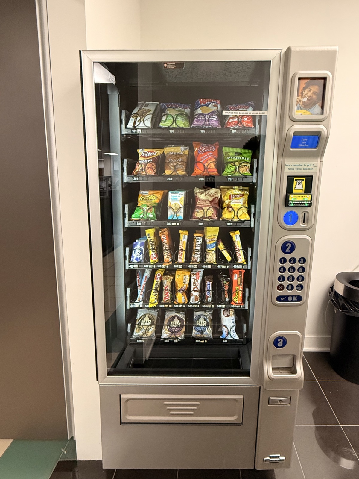 Machine récente non réfrigérée pour collations